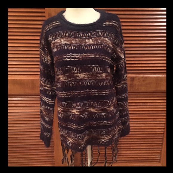 🔥NWOT🔥BEAUTIFUL SWEATER WITH FRINGE - Picture 1 of 7